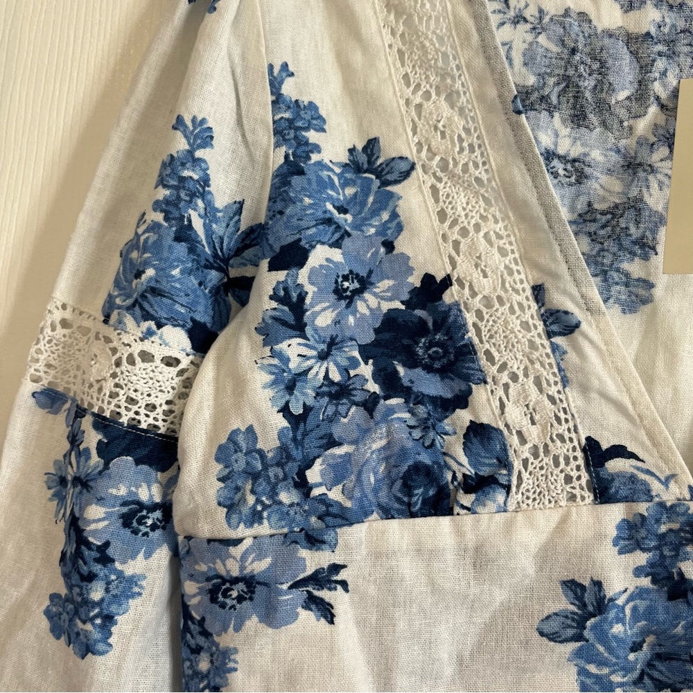 Francesca’s Blue Rain Long Sleeve Blue Floral Babydoll  V-Neck Top Sz S - Picture 5 of 8